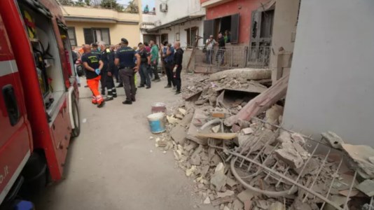 Le squadre di soccorso tra le macerie (foto Ansa)