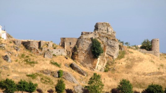 Miti grecaniciLe leggenda dell’orma della regina a Bova e il tesoro nascosto nel castello che si erge sulla cima del monte Rotondo