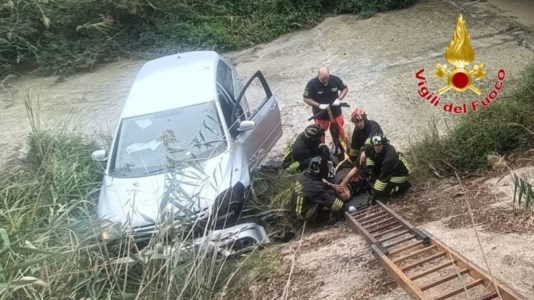 L’interventoIncidente sulla vecchia statale 106 a Crotone, auto precipita in un canalone: un ferito