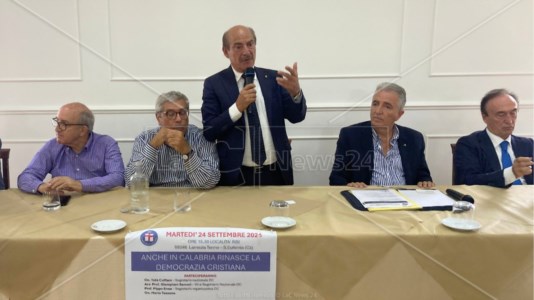 L’assembleaTotò Cuffaro rilancia la Democrazia Cristiana in Calabria: «Vogliamo essere protagonisti qui come in passato»