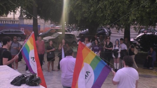 Il sit-in“Scuola libera tutt3”, l’Arcigay Reggio: «L’affettività e la sessualità entrino in classe. Si educhi a essere consapevoli e sereni»