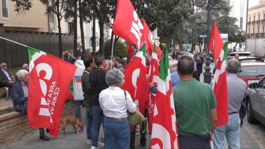 La manifestazioneContro il ddl Sicurezza presidi anche a Catanzaro, in piazza per osteggiare la norma che impedisce le libere manifestazioni