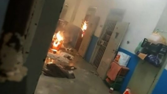 Serata di folliaRivolta dei detenuti al Regina Coeli, materassi in fiamme e bombolette esplose nel carcere romano