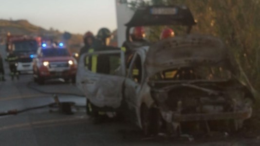 Incendio sul cavalcaviaPaura a Catanzaro, auto va a fuoco mentre è in strada: la conducente riesce a uscire in tempo e a salvarsi