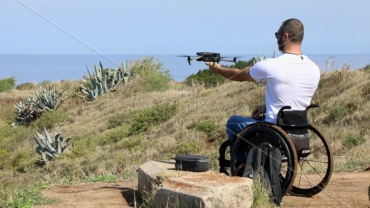 LaC StorieLe ali di Vittorio: in carrozzina da quando aveva 13 anni, grazie al suo drone riesce ad arrivare ovunque con lo sguardo