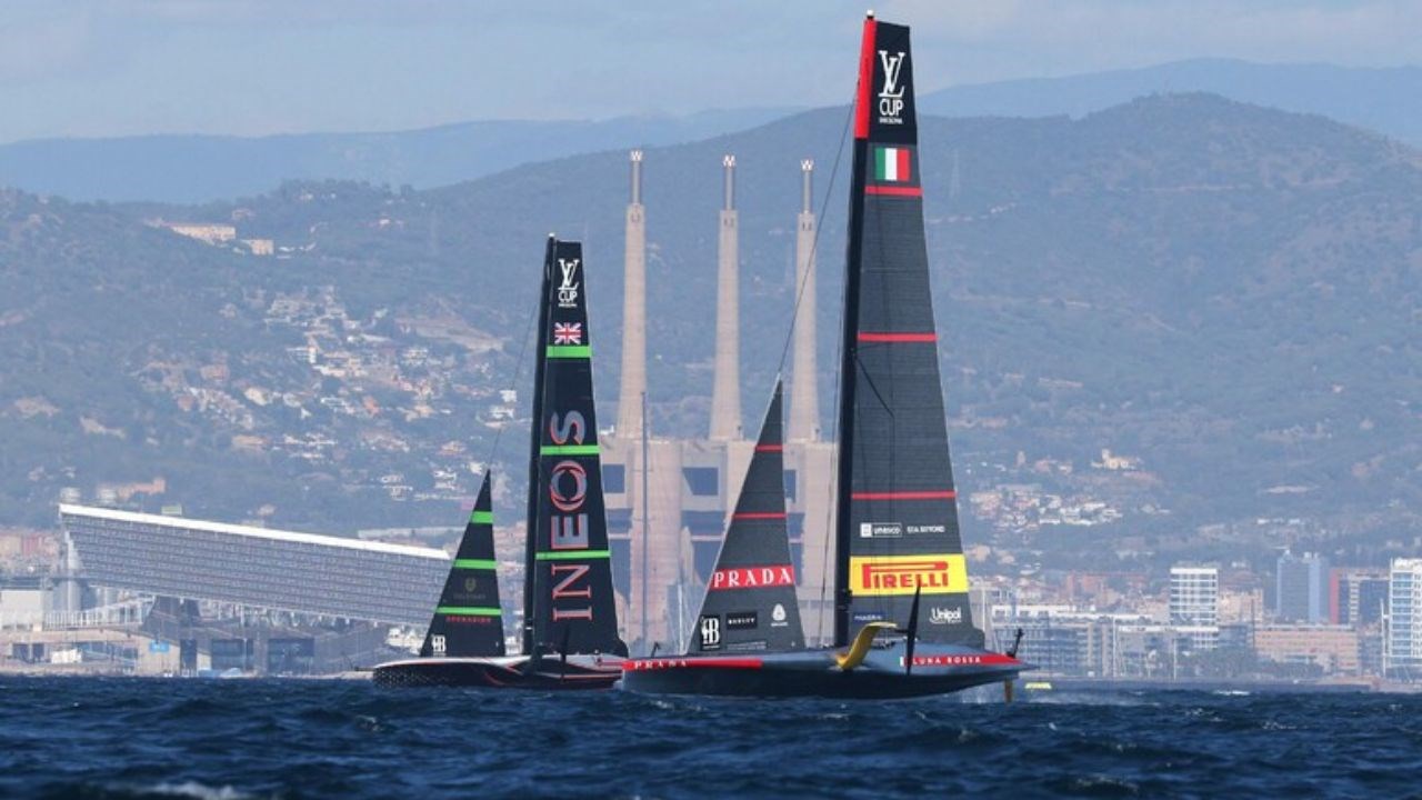 Luna Rossa e Ineos Britannia durante un match race di finale