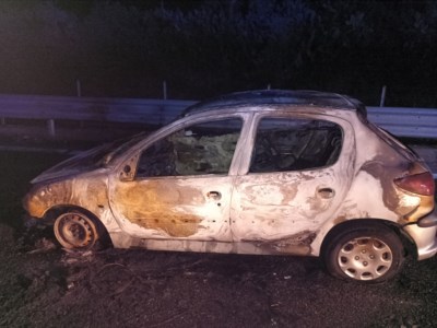 L’interventoAuto in fiamme lungo la Strada dei due mari, sul posto i vigili del fuoco di Lamezia