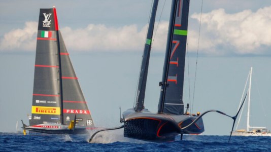 VelaLouis Vuitton Cup, orgoglio Luna Rossa batte Ineos Britannia e porta la finale in parità: 2-2