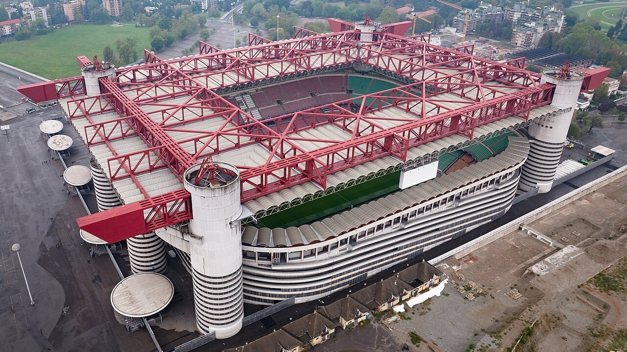 Lo stadio Meazza nel quartiere San Siro a Milano