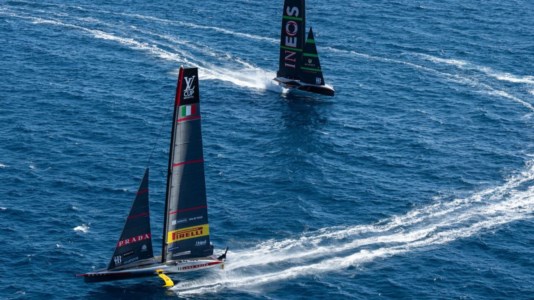 Luna Rossa e Ineos Britannia durante il sesto match race