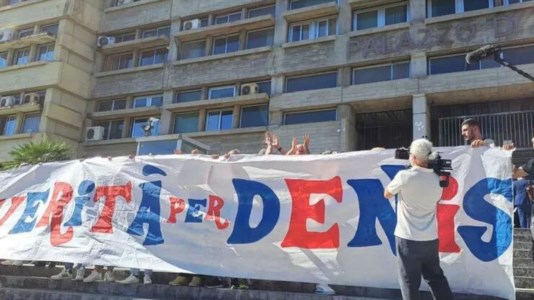 Lo striscione Verità per Denis al Tribunale di Cosenza