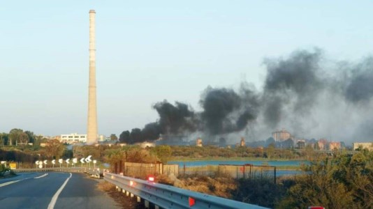 EcomostriLa ciminiera di Saline Joniche simbolo del sogno industriale fallito: ora come a Rossano si attende la demolizione