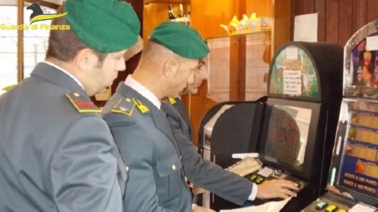 Giro di viteScoperta una sala scommesse clandestina nel Catanzarese: sequestrate 5 slot machine illegali e altri dispositivi