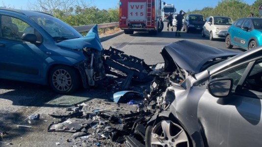 Violento impattoIncidente sulla statale 106 tra Locri e Siderno, due feriti nello scontro tra due auto