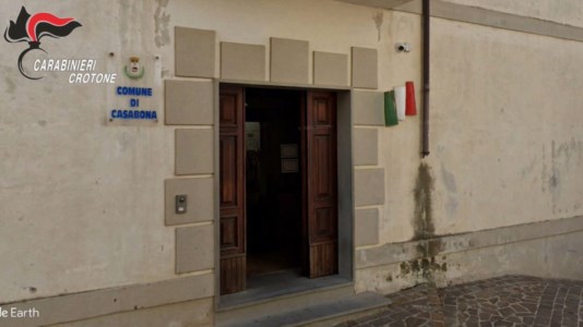 Inchiesta Nemesis“Ripartiamo” dalla ’ndrangheta, a Casabona patto di ferro tra sindaco e clan: il ritiro di un candidato per aiutare la lista di Seminario