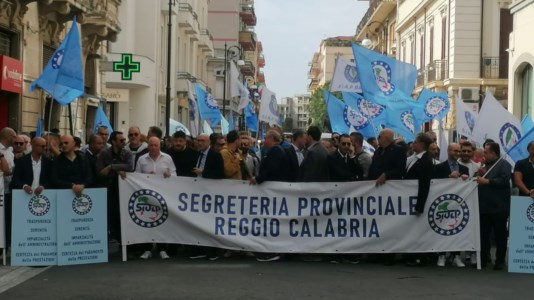 Sit-inCarenze di organico, mezzi e sottopagati: Siulp e Siap protestano a Reggio Calabria. «I poliziotti lavorano in condizioni disumane»