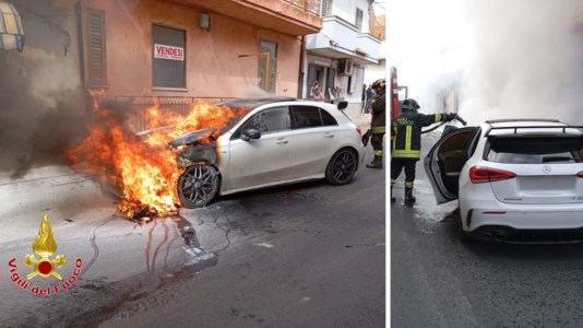 Attimi di pauraIsola Capo Rizzuto, auto prende fuoco in pieno centro: illeso il conducente