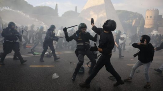 Disordini nella CapitaleRoma, scontri al corteo pro Palestina non autorizzato: bombe di carta e bottiglie contro la polizia