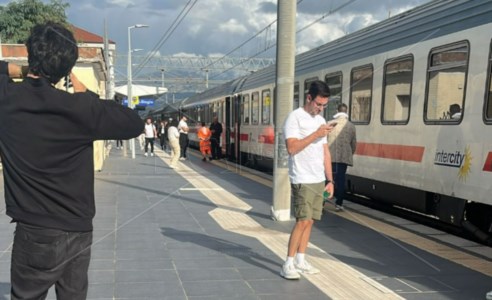 Sabato infernaleTreni, nel Lazio circolazione sospesa per ore a causa di un albero: disagi anche per i passeggeri diretti in Calabria