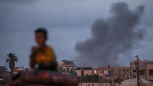 Medio Oriente in guerraIsraele bombarda una moschea a Gaza: «Ospitava sfollati, almeno 21 morti». Nella notte 25 raid su Beirut