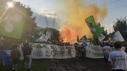 Lo striscione contro Tajani esposto a Pontida