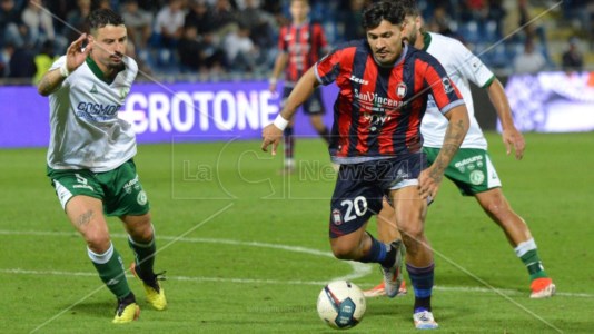 Serie CCrotone-Avellino, i Lupi irpini fanno poker allo Scida, Squali in crisi. Finale 0-4