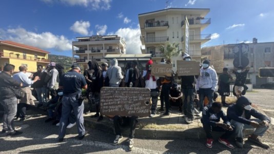 La manifestazioneLamezia Terme, ritardi nella gestione delle domande di richiesta d’asilo: una sessantina di migranti bloccano un’arteria cittadina