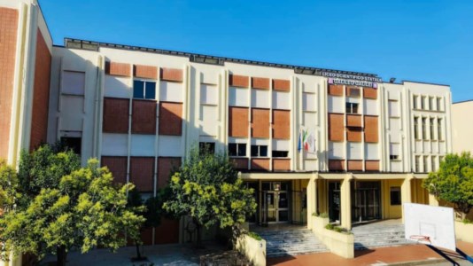 Inchiesta sul Galileo GalileiBufera sul liceo modello, le indagini partite da Lamezia tre anni fa e i voti abbassati al figlio di un prof “dissidente”