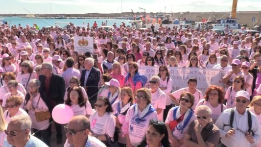 Lotta al cancroUn “fiume” rosa sul lungomare di Catanzaro per la passeggiata contro il tumore al seno: «Con la prevenzione si può sconfiggere»