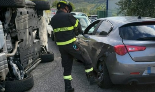 L’interventoIncidente a Germaneto, auto impatta con un altro mezzo e si ribalta