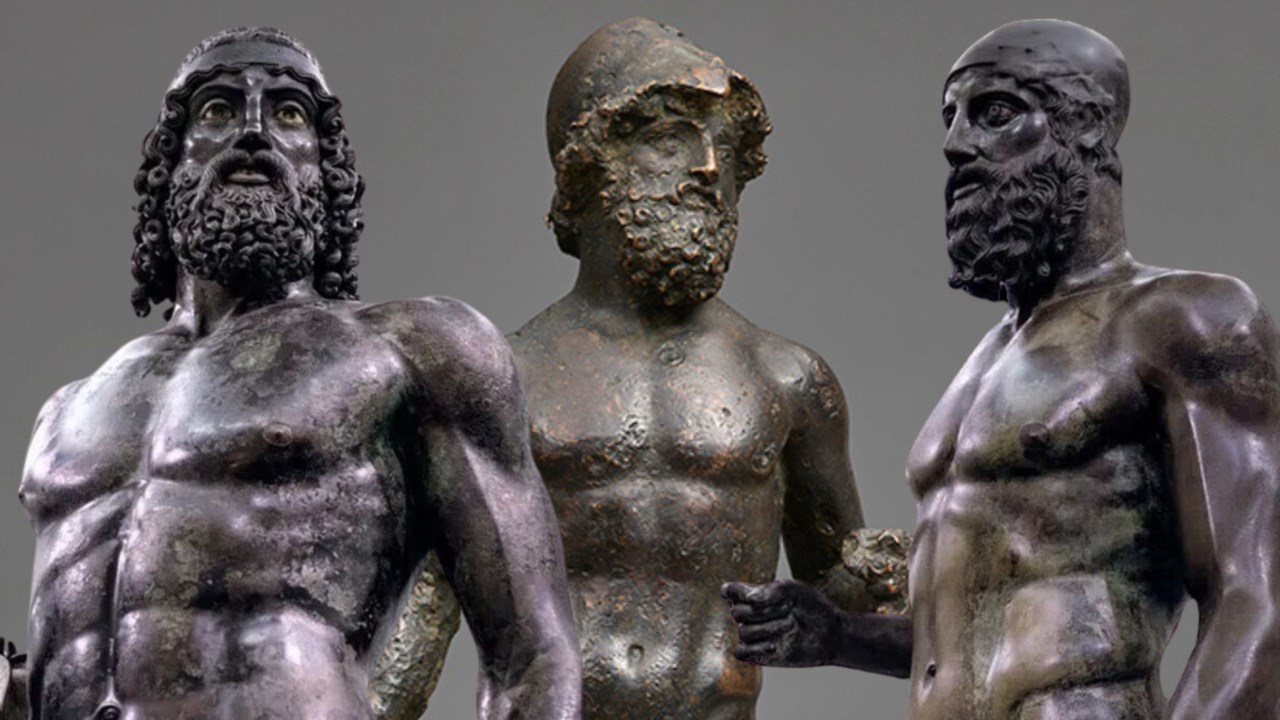 I due bronzi di Riace e al centro la statuetta custodita negli Usa