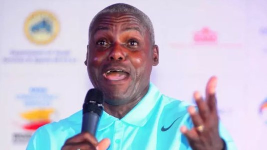 Politica e SportUsa 2024, l’endorsement di Carl Lewis per la Harris: strappa la foto di Trump dopo averci disegnato le corna