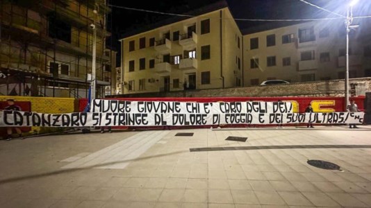 Lo striscione«Muore giovane chi è caro agli dei!»: il messaggio dei tifosi del Catanzaro per i tre ultras del Foggia morti in un incidente stradale