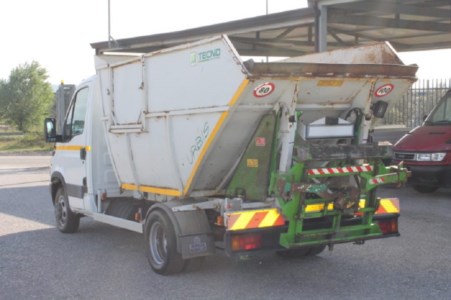 Come nei filmPartoriente con l’auto in panne alle porte di Catanzaro soccorsa dal camion dei rifiuti: poi la corsa al Pugliese ed il lieto fine