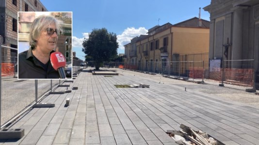 Sullo sfondo i lavori in Piazza Razza, nel riquadro Luca Calselli