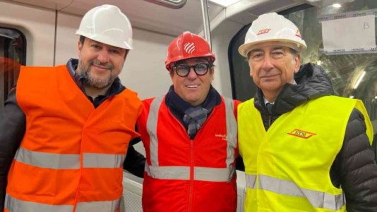 Guido Mannella tra Matteo Salvini e Beppe Sala a bordo di una vettura della metro durante una visita al cantiere M4 nel febbraio 2023