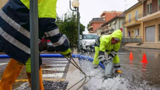 Allerta meteoMaltempo, il fiume Cornia rompe gli argini nel Livornese: allagamenti e salvataggi