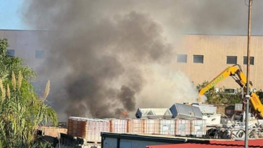 Allarme inquinamentoVilla San Giovanni, vasto incendio nella zona industriale: il sindaco emana un’ordinanza a tutela della salute pubblica