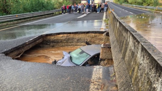 Maltempo CalabriaL’auto ingoiata dall’asfalto e la voragine che si allarga: le impressionanti immagini dalla Strada dei due mari