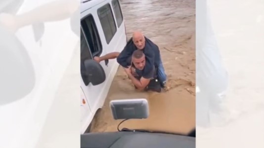 Senza treguaStrade come fiumi, anziano intrappolato nell&rsquo;auto bloccata dall&rsquo;acqua salvato dai vigili del fuoco a Lamezia