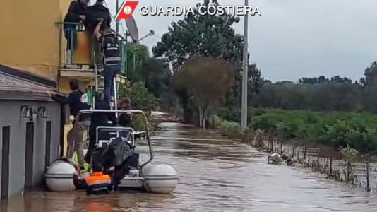 È emergenzaCase e strade allagate, a San Pietro Lametino la Guardia Costiera salva 11 persone, a Maida soccorsi anche due bimbi