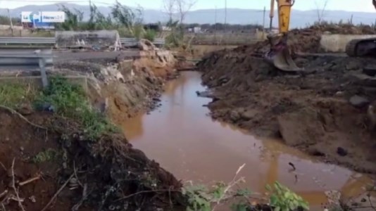 Cantiere apertoUn fiume d’acqua sotto la strada in cui si è aperta una voragine, ecco le immagini: operai già al lavoro