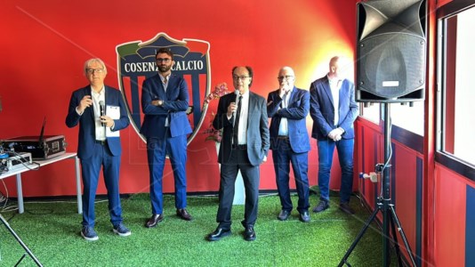 Il briefingCosenza Calcio, Guarascio a difesa del club: «La nostra storia è basata su correttezza e puntualità»