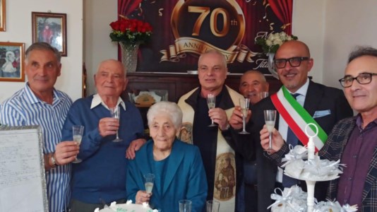 La celebrazioneAd Acri si festeggiano le “nozze di titanio” di Angelina e Giuseppe, simbolo di amore duraturo da 70 anni insieme