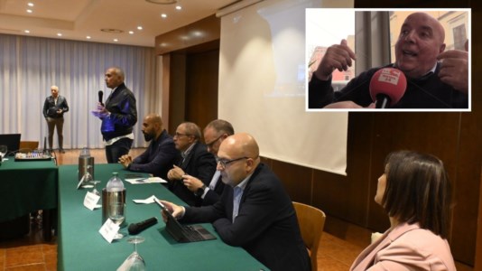 A torte in facciaIl convegno del Pd finisce in rissa, Iacucci a Oliverio: «Ti ho fatto da servo per 15 anni». E lui: «Così prendevi appunti»