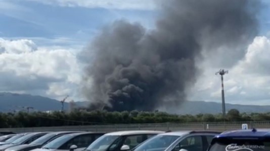 Paura in cittàIncendio nel cantiere del nuovo ospedale della Sibaritide, in fiamme materiale plastico