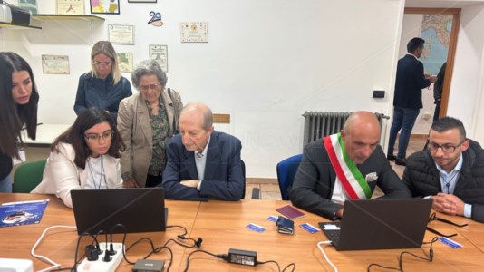 Il taglio del nastroAcri, inaugurato il Punto Digitale Facile: supporto ai cittadini in difficoltà nell’uso della tecnologia