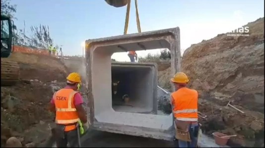 Work in progressVoragine sulla Strada dei Due Mari nel Lametino, operai dell’Anas al lavoro per ricostruire il tratto crollato