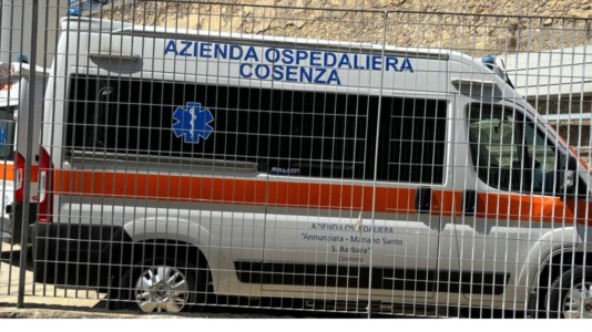 Sanità CalabriaL’ospedale di Cosenza cerca disperatamente autisti per le ambulanze comprate coi fondi Covid, all’avviso interno rispondono due Oss