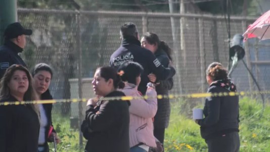 Familiari sul luogo della strage (foto Ansa)